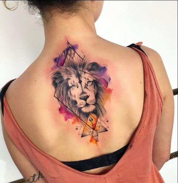 Tatuagem feminina de leão aquarela