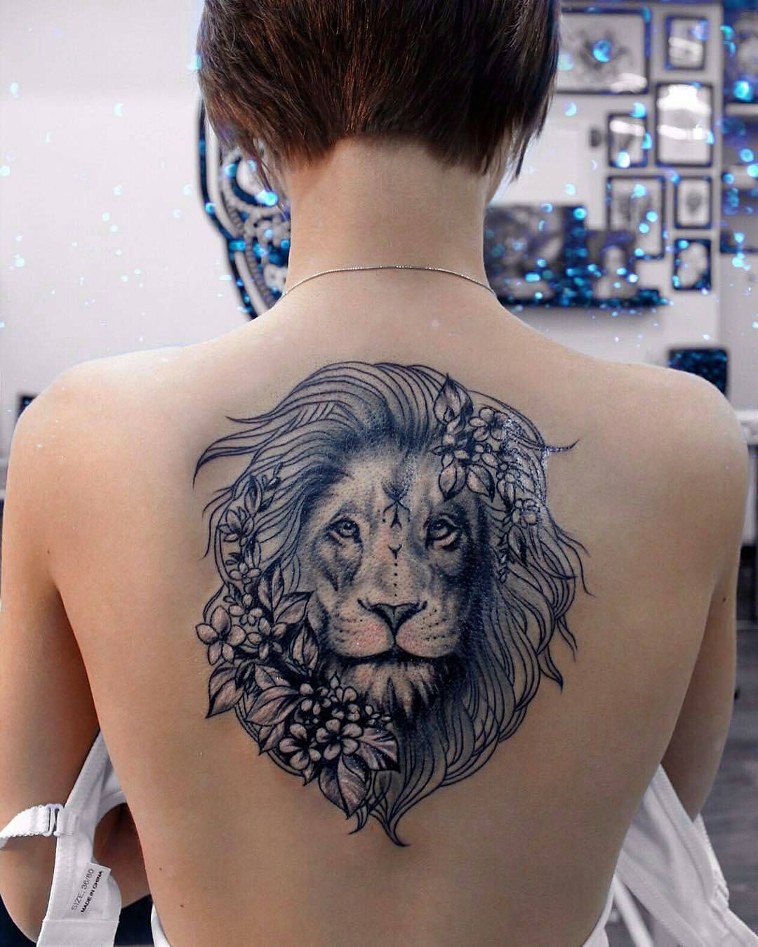 Tatuagem feminina de leão nas costas