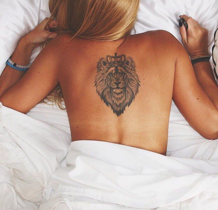 Tatuagem feminina de leão nas costas