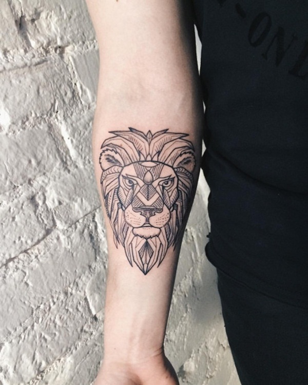 Tatuagem feminina de leão no braço