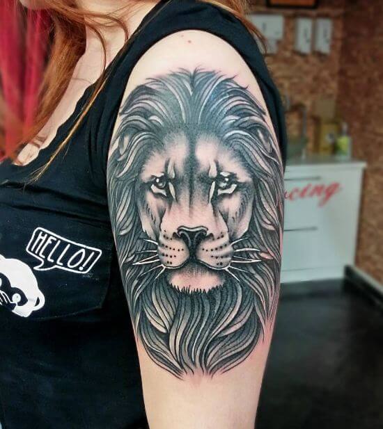Tatuagem feminina de leão no braço