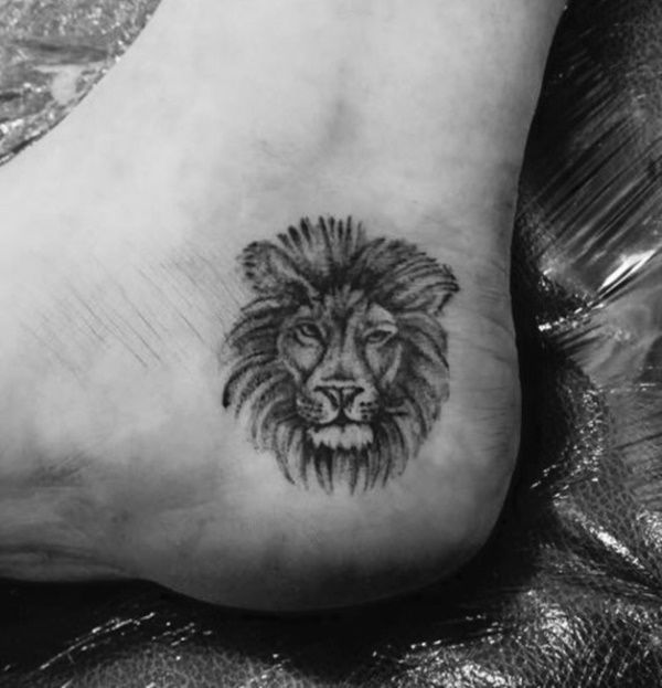 Tatuagem feminina de leão no tornozelo ou pé