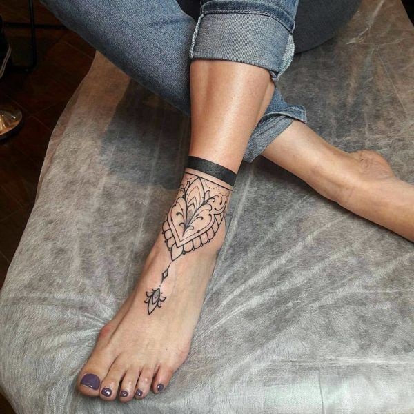 tatuagem feminina no pé estilo tornozeleira 2021