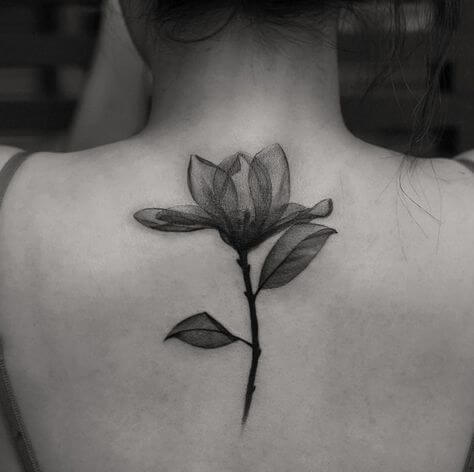 tatuagem de flor única nas costas