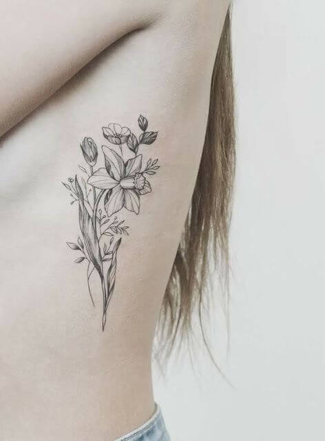 tatuagem de flores na costela