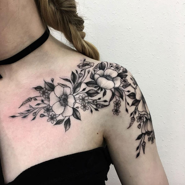 tatuagem de flores no ombro