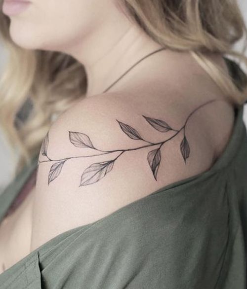 tatuagem de folhas no ombro