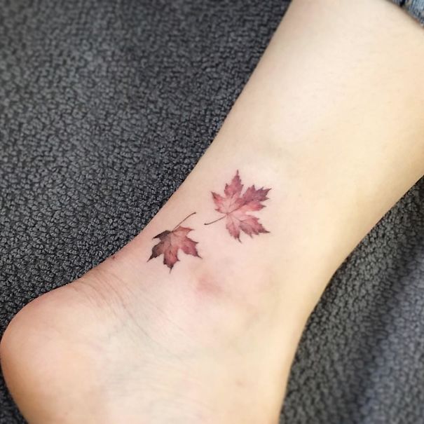 tatuagem de folhas no tornozelo