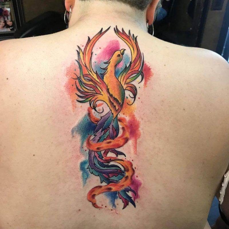tatuagem de fênix em costas em mulher