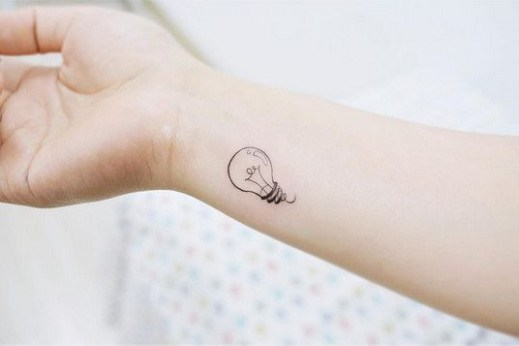 tatuagem de lâmpada no pulso