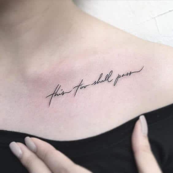 tatuagem delicada de frase no ombro