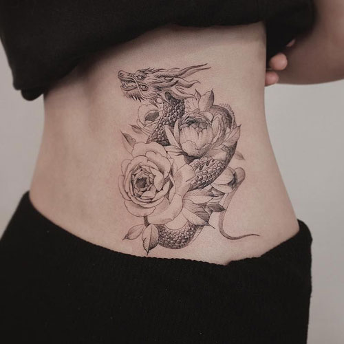 tatuagem feminina de dragão
