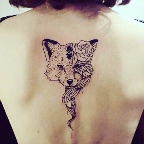 tatuagem feminina de lobo nas costas