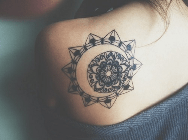 tatuagem feminina de mandala em ombro