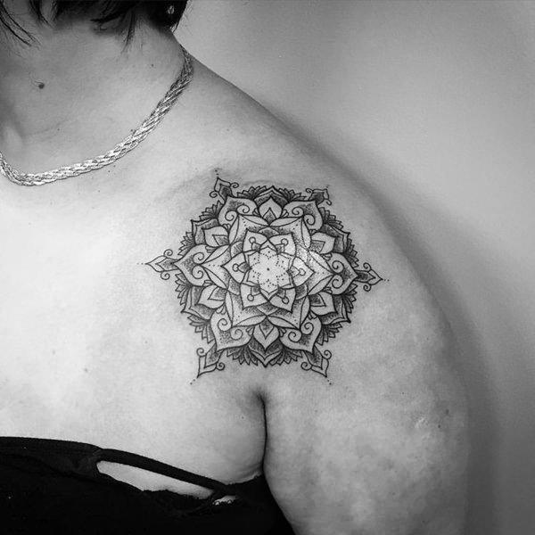 tatuagem feminina de mandala no ombro