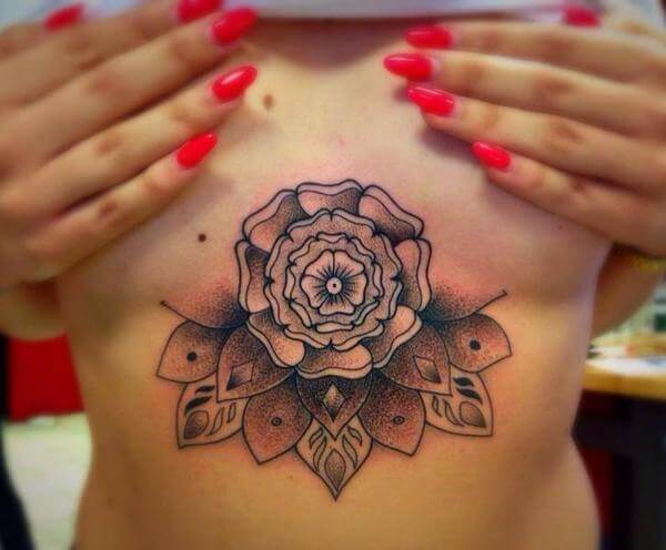 Tatuagem feminina de flor de lótus na barriga