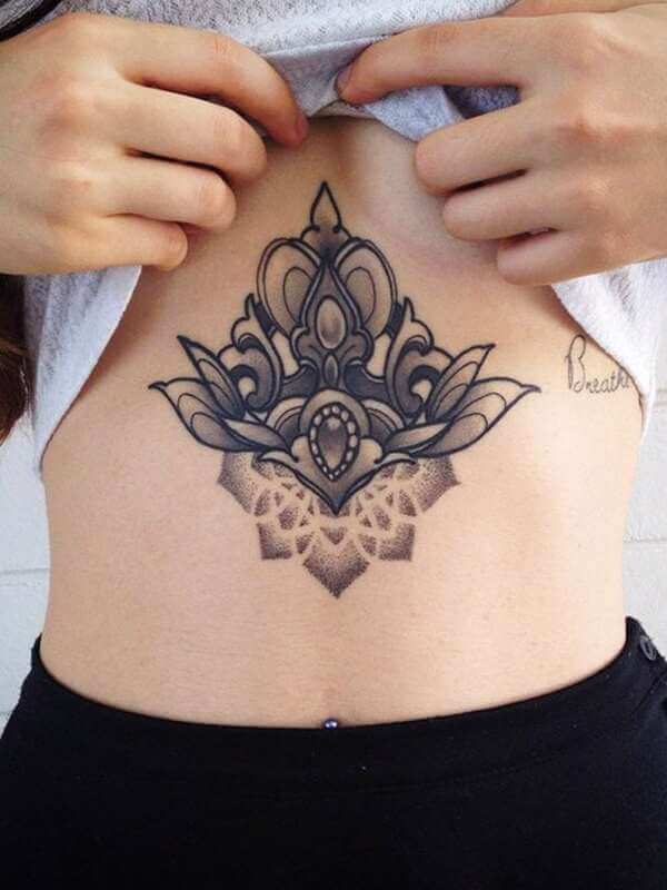 Desenho de tatuagem na barriga