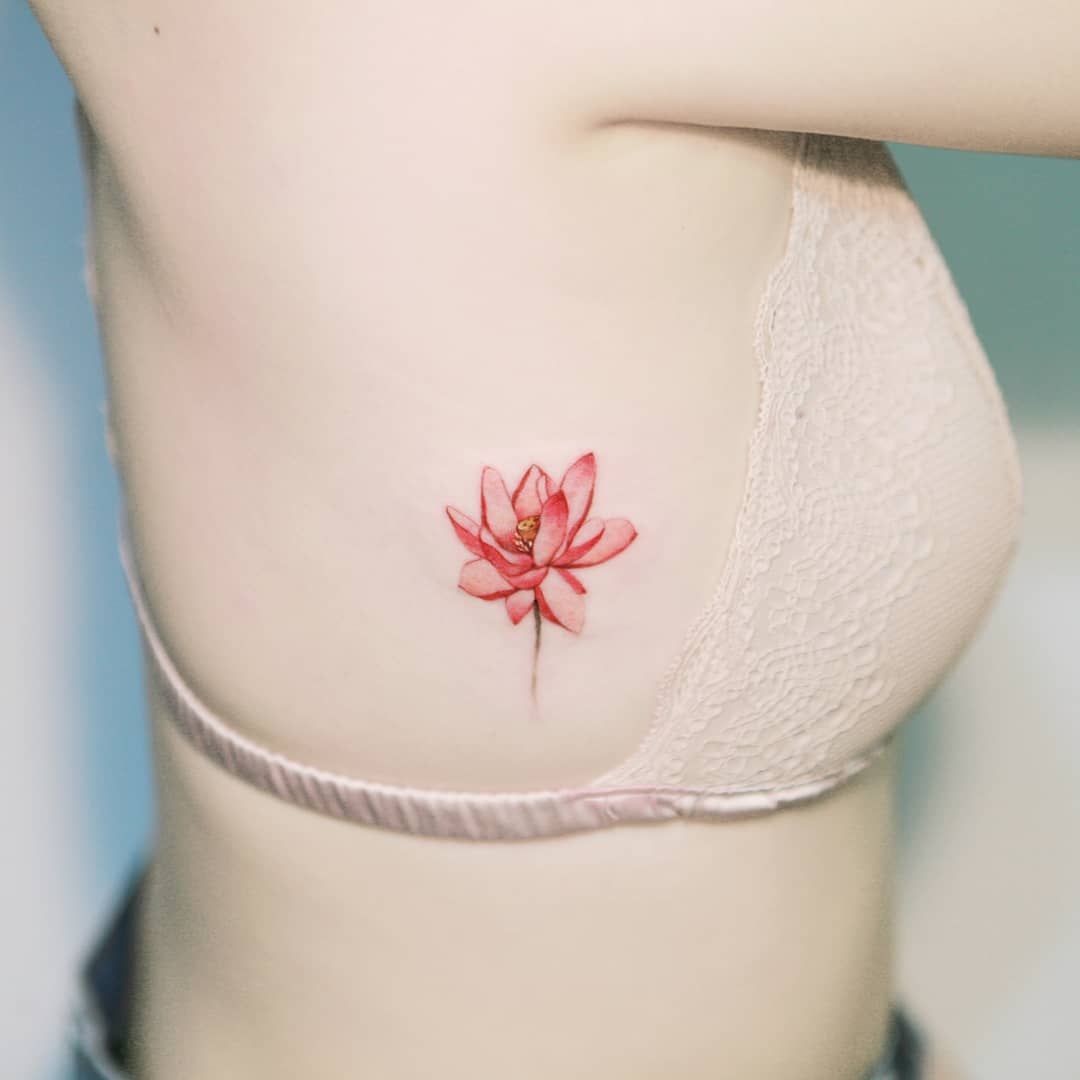 tatuagem pequena de flor em costela