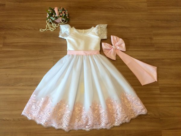 vestido branco e rosa de batizado para criança