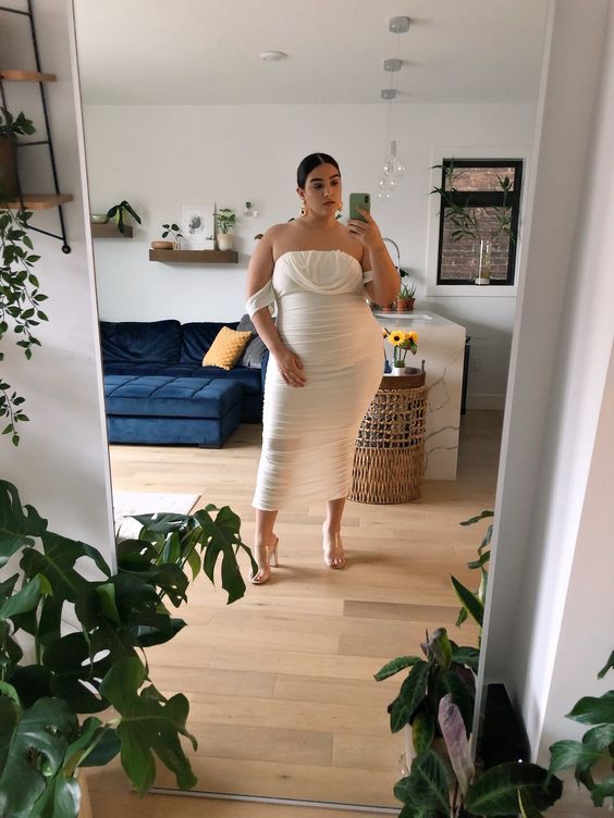Vestido branco para mulheres com curvas
