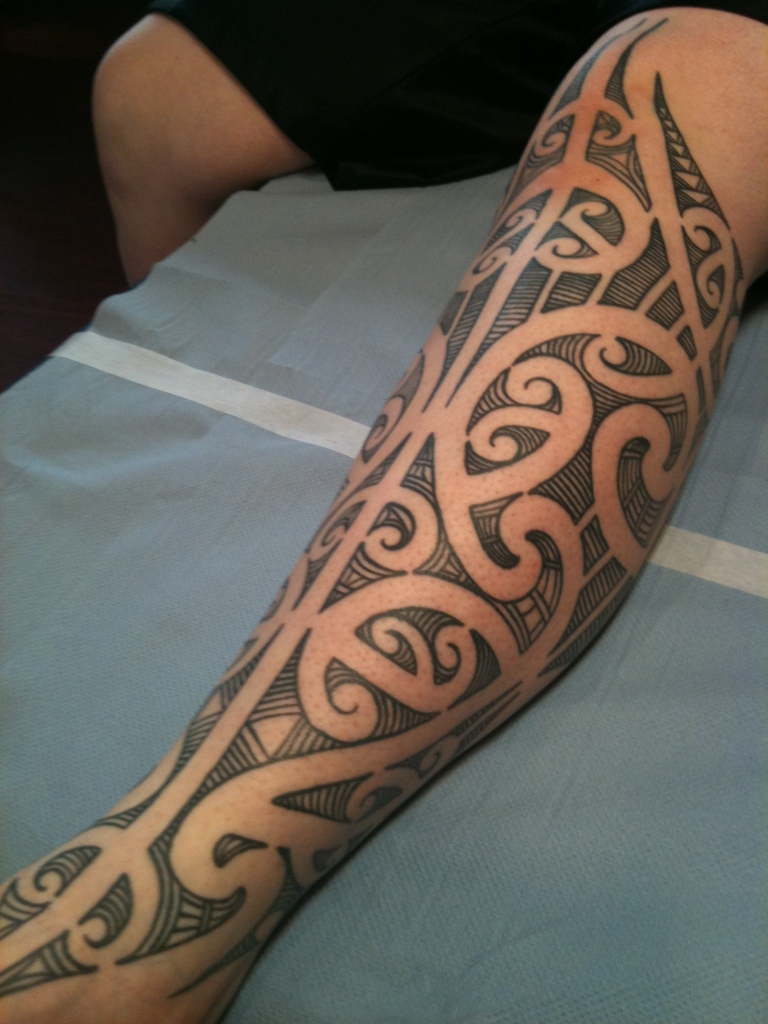 perna com tatuagem maori