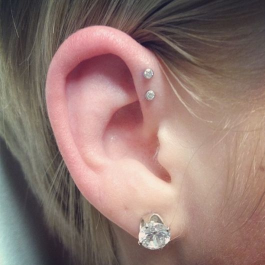 piercing na orelha anti-helix