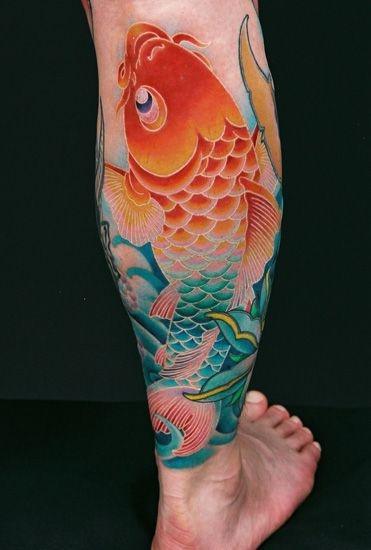 tatuagem de carpa em perna masculina