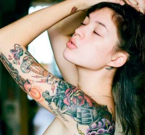 braço fechado tatuagem feminina