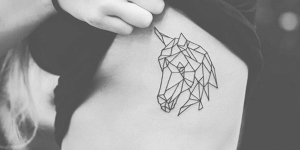 Tatuagem geométrica feminina