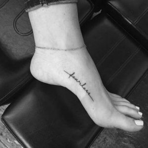 Tatuagem feminina no pé com frases