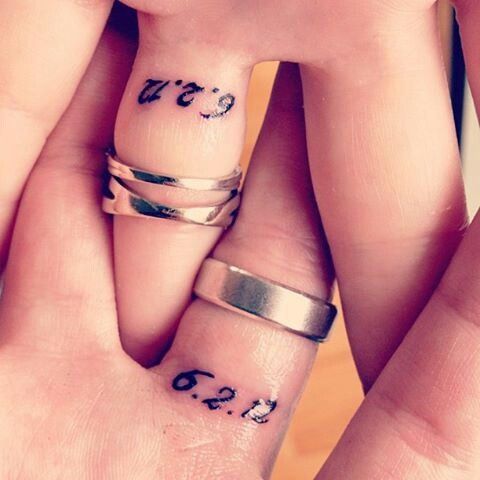 Tatuagem de casal no dedo anelar 2