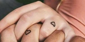 Tatuagem de casal no dedo anelar