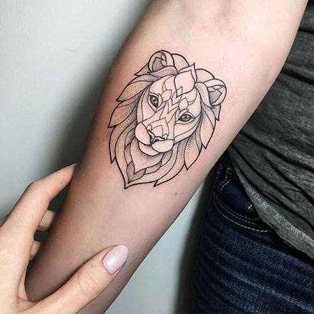 Tatuagem de leão geométrica feminina 2