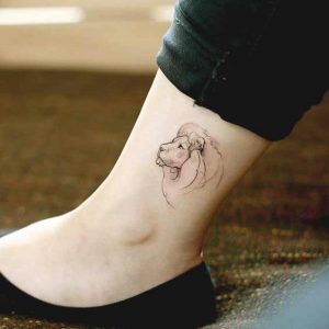 Tatuagem de leão minimalista feminina 2