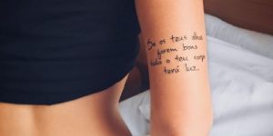 tatuagem de frase no braço