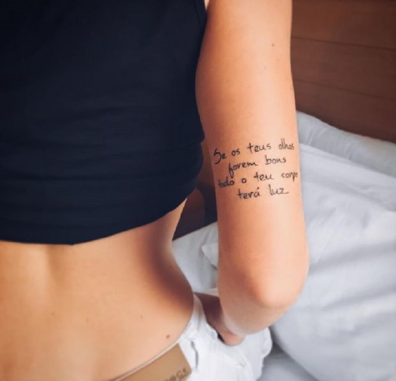 tatuagem feminina de frase no braço