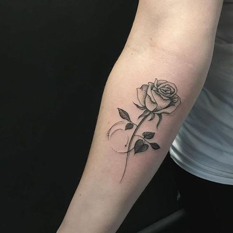 tatuagem de flor no braço