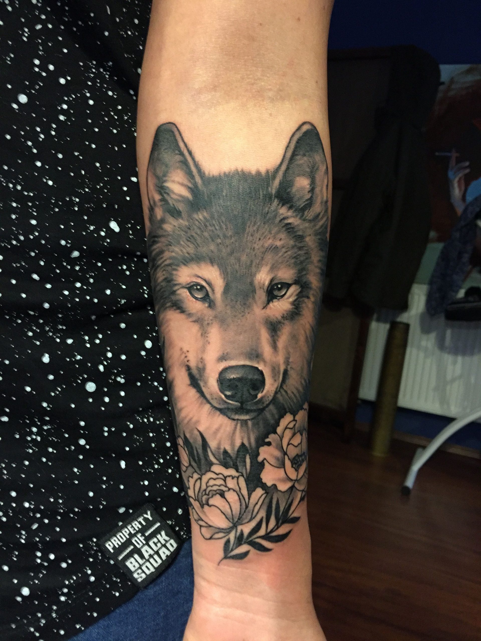 Tatuagem feminina de lobo realista 2021