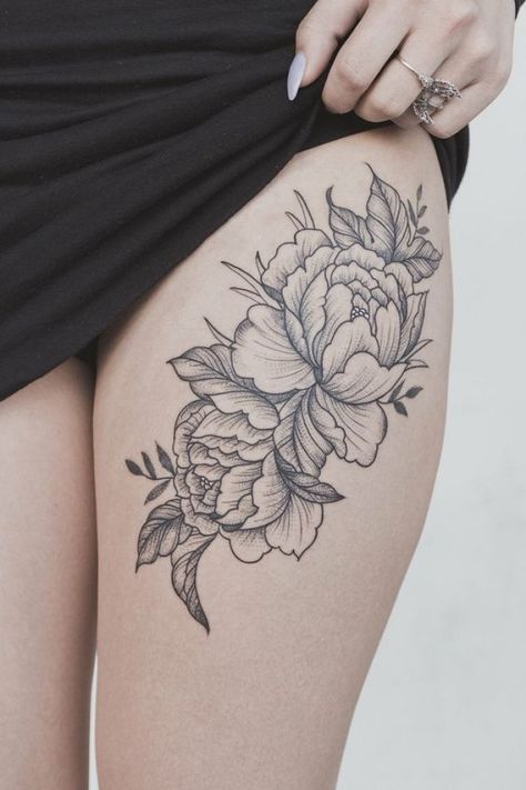 tatuagem feminina de flores na coxa