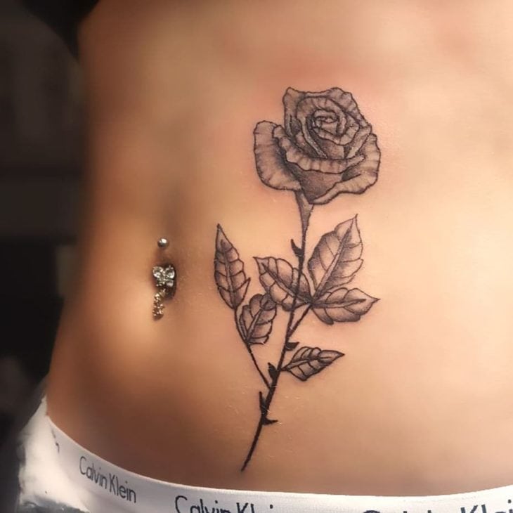 tatuagem feminina na barriga