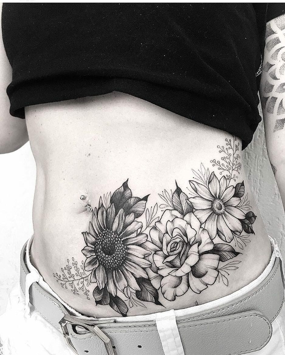 tatuagem feminina na barriga