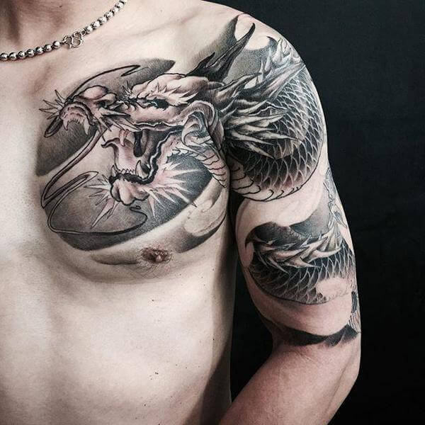 Tatuagem no ombro masculina de dragão