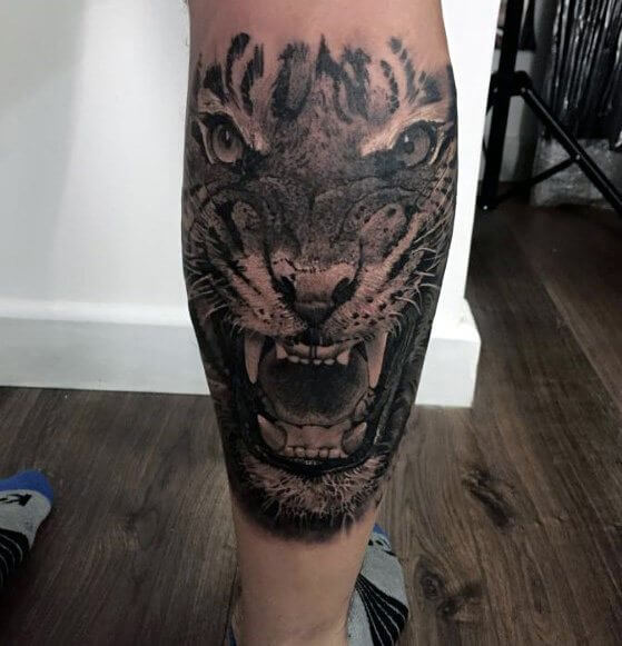 Tatuagem masculina na perna animais