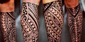 Tatuagem tribal na perna masculina