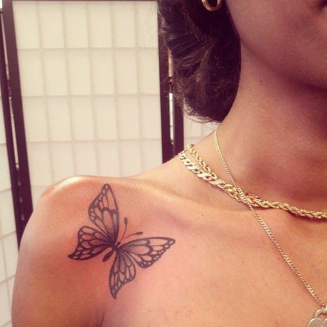 tatuagem no ombro de borboleta 2021