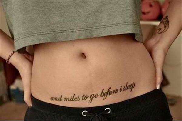 Tatuagem na barriga feminina