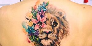 Tatuagem feminina de leão aquarela