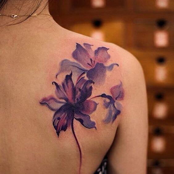 tatuagem de flores nas costas