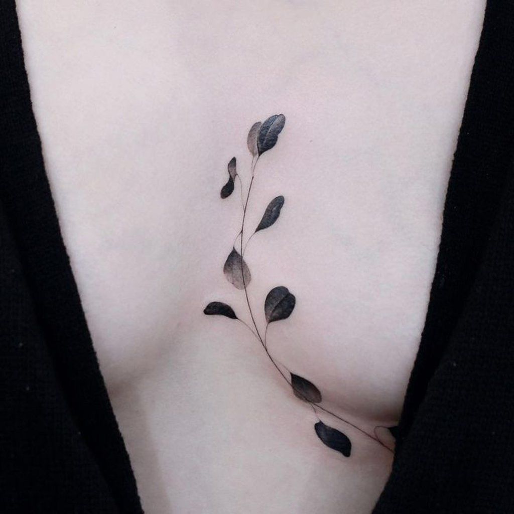 tatuagem de folhas entre os seios