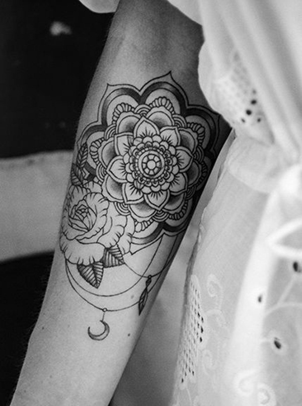tatuagem de mandala no braço em mulher